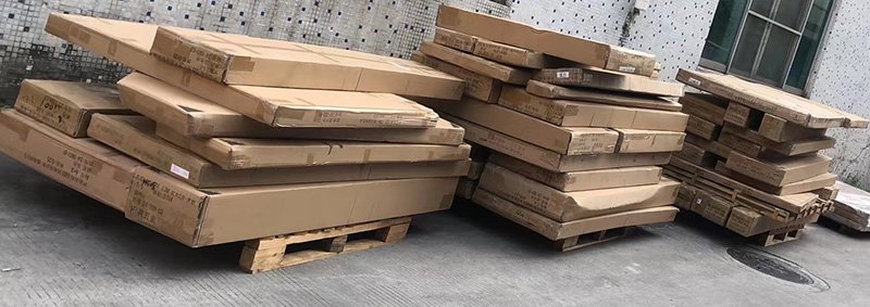 Thin corrugated cardboard for furniture packaging:</strong> This type of furniture is typically packaged with lightweight corrugated cardboard, which does not provide sufficient protection for international transportation. The outer carton is relatively thin and lacks the strength required to withstand repeated handling, stacking pressure, and long-distance transit. As a result, the packaging can easily deform, increasing the risk of damage to the furniture inside.